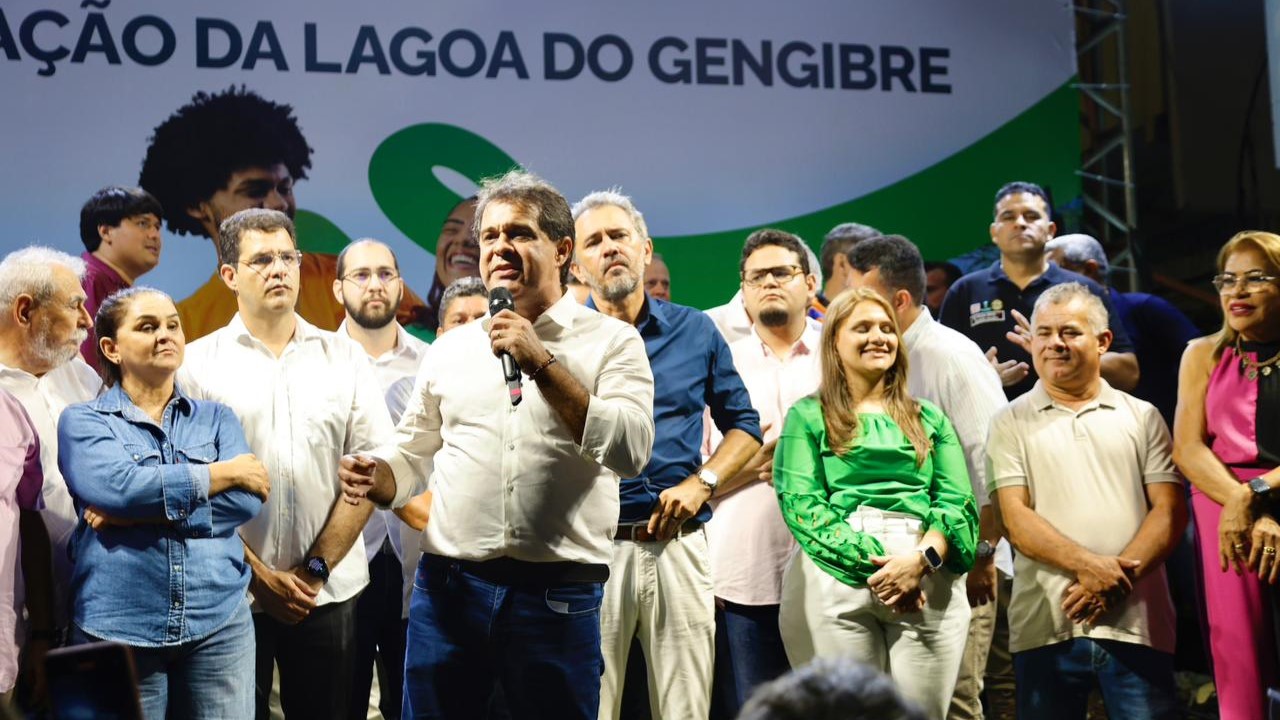 grupo de pessoas posa para a foto